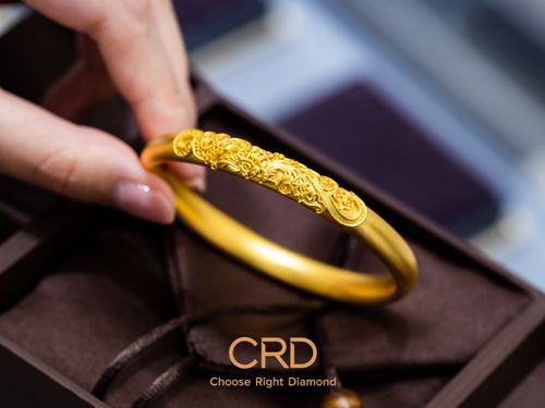 合金与黄金的区别：黄金是一种纯金属，而合金则是由多种金属或非金属混合而成。